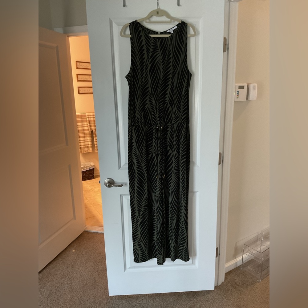 Sleeveless Black and Green Patterned Dress